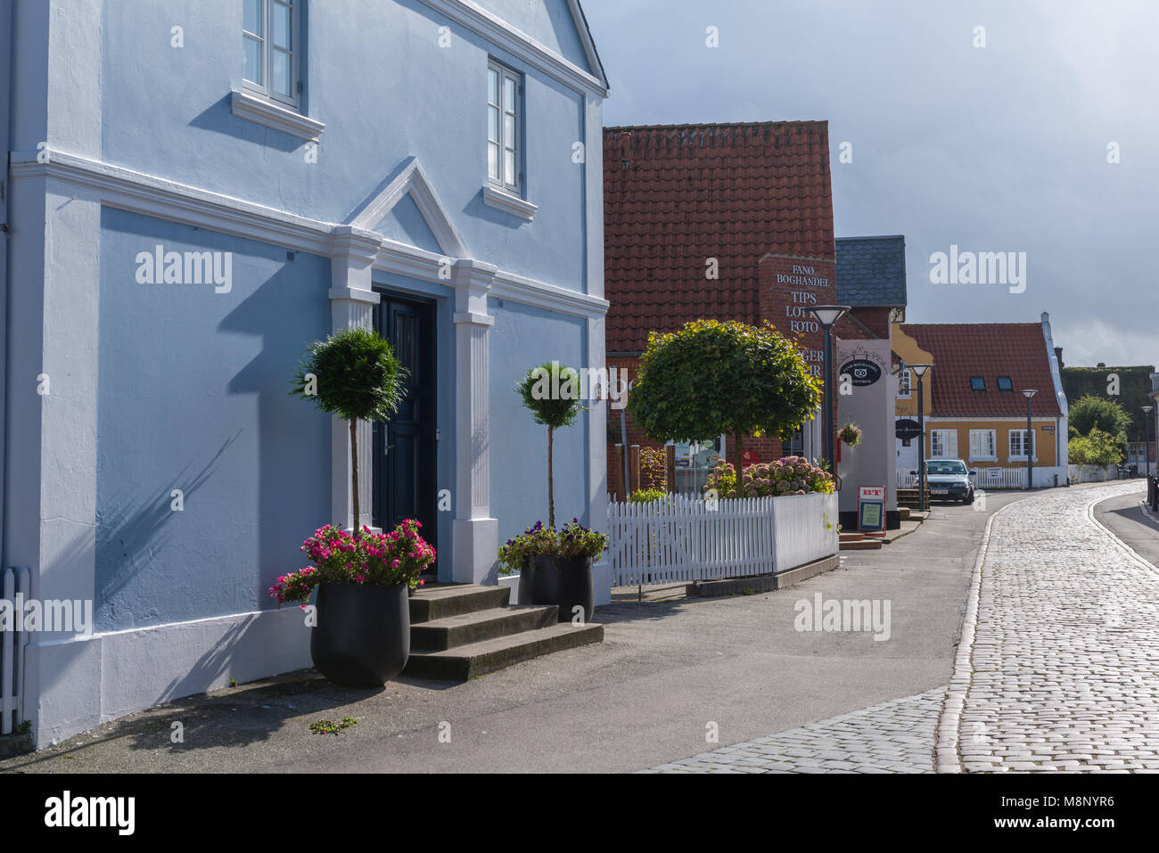 Gepflasterten Straße durch die Innenstadt, typisch dänische Häuser in Nordby, Insel Fanø, Jütland, Dänemark, Skandinavien Stockfoto