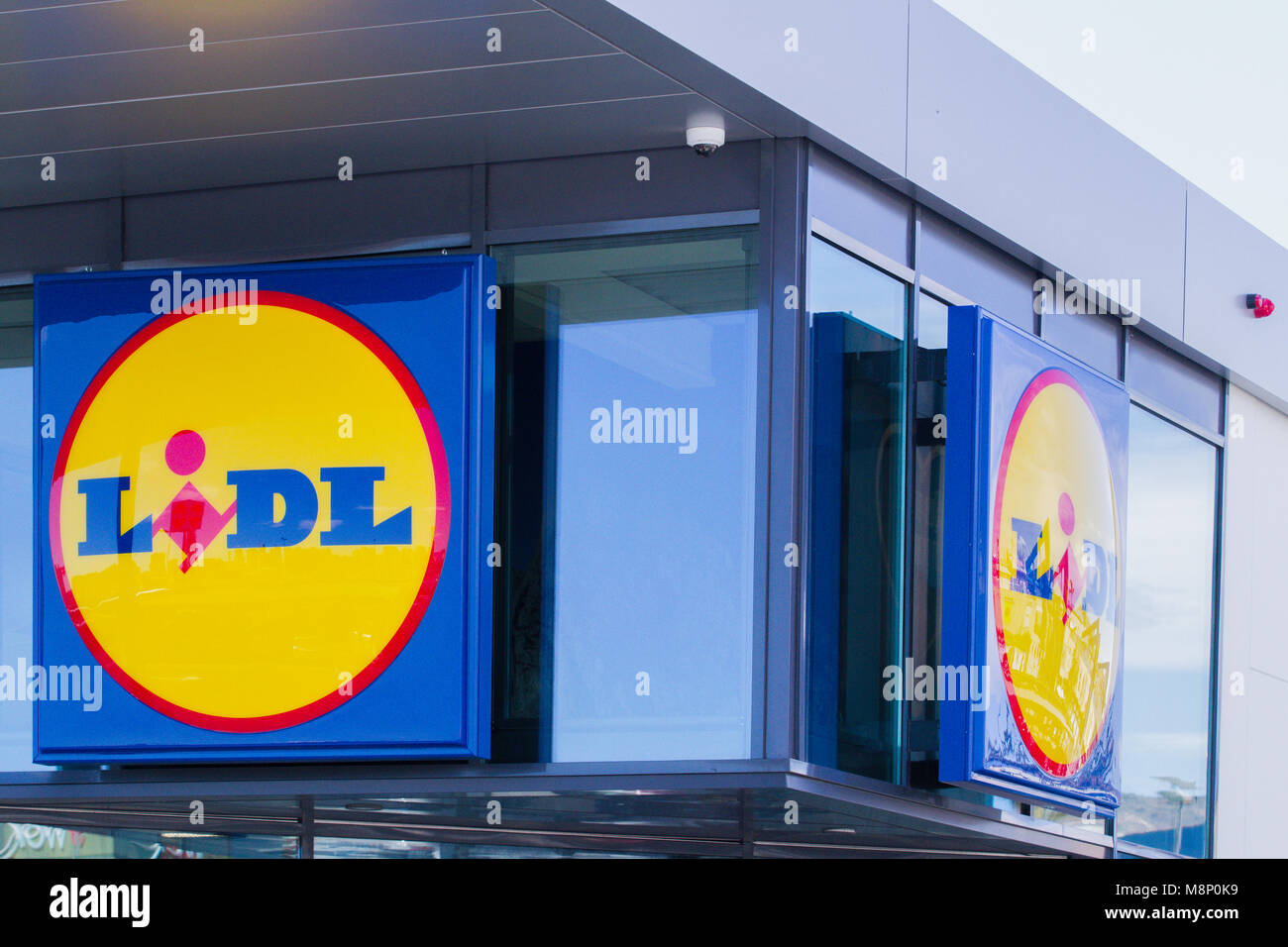 Lidl Logo auf neue, moderne Glas store Fassade Stockfotografie Alamy