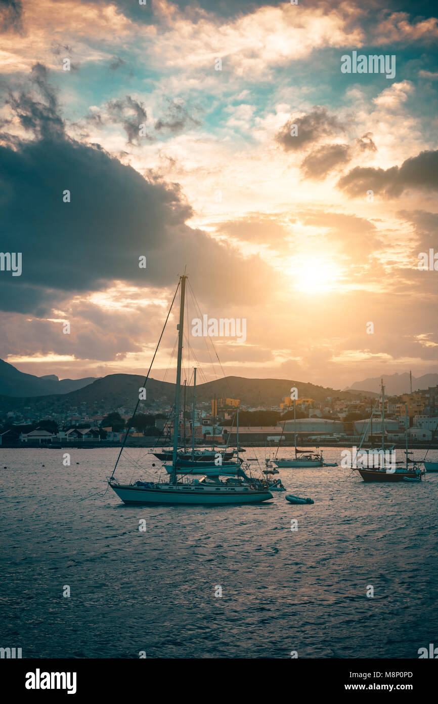 Sail Yacht in Mindelo Hafen Anker auf den Sonnenuntergang. Goldenen fackeln Licht den bewölkten Himmel. Insel Sao Vicente, Kap Verde Stockfoto