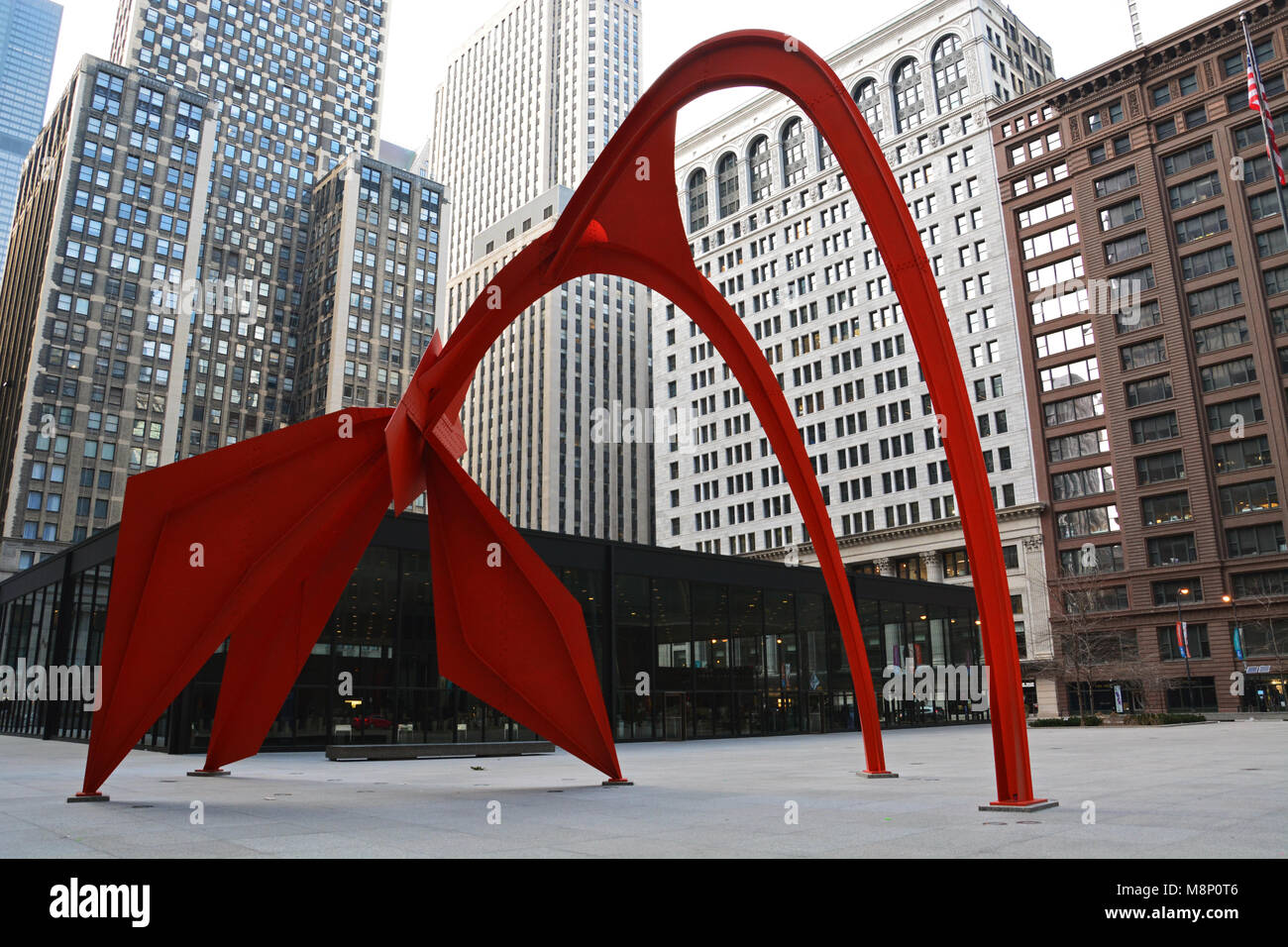 Die 1974 stabile Skulptur 'Flamingo' von Alexander Calder's in der Kluczynski Federal Building Plaza auf der Chicago's 48th Street. Stockfoto