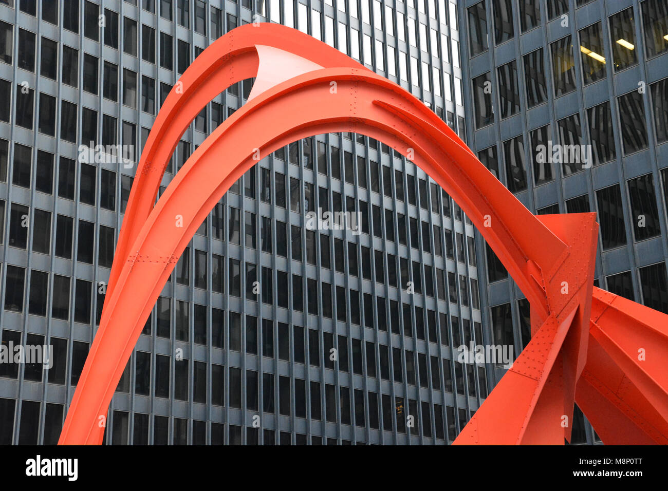 Die 1974 stabile Skulptur 'Flamingo' von Alexander Calder's in der Kluczynski Federal Building Plaza auf der Chicago's 48th Street. Stockfoto