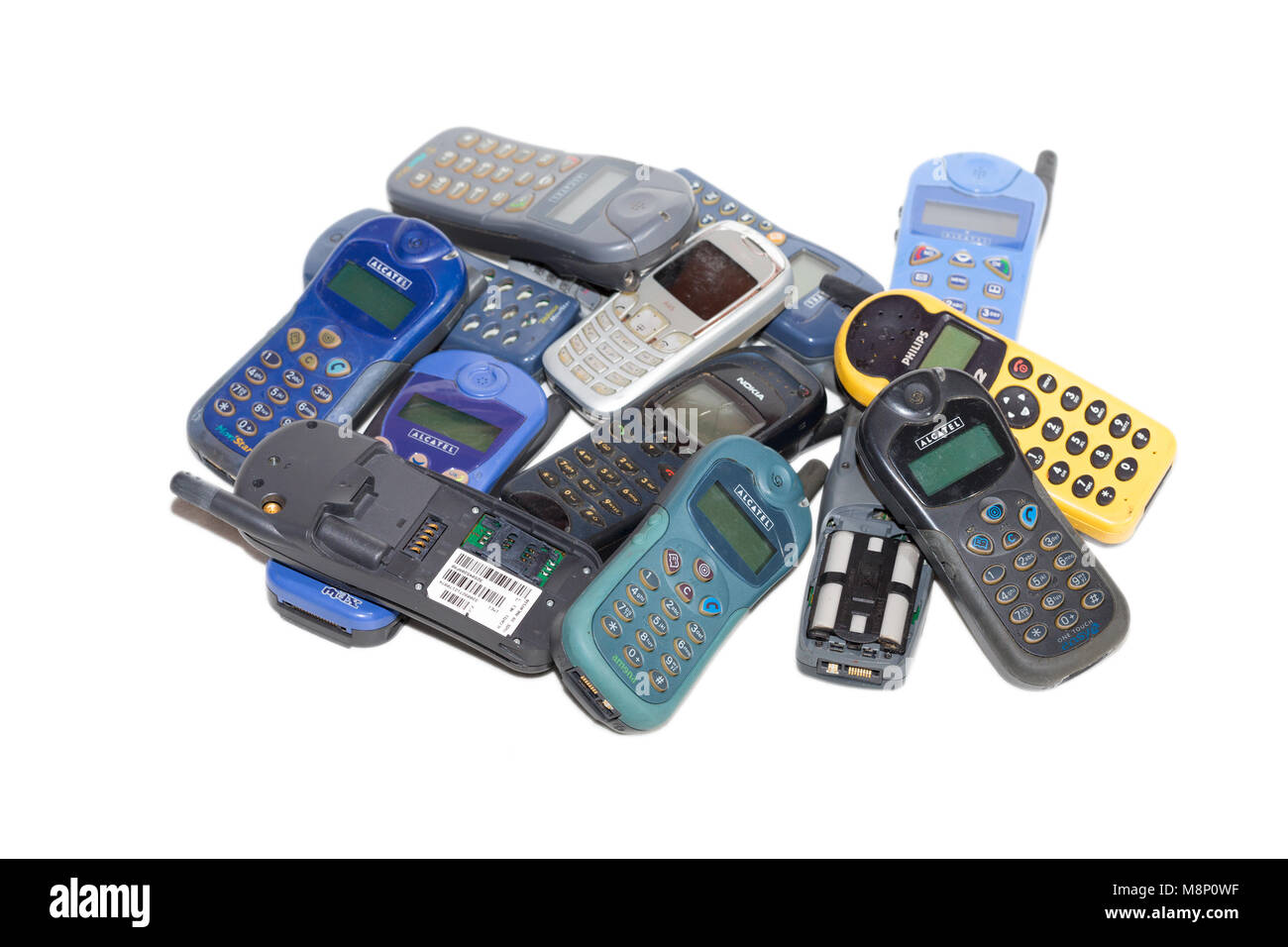 Alte antike Telefone über Weiß Stockfoto