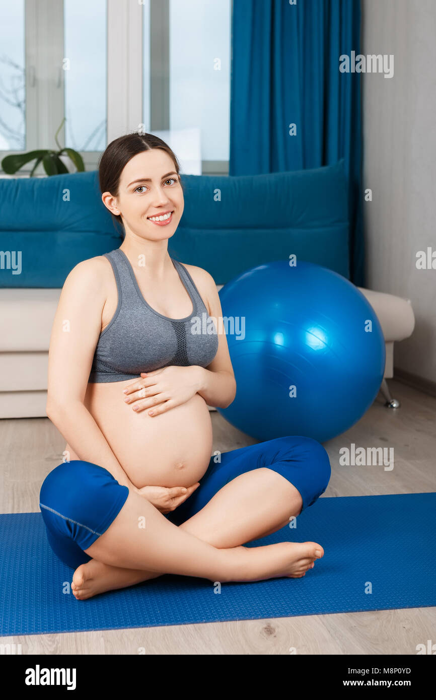 Schwangere Frau mit Fit Ball Stockfoto
