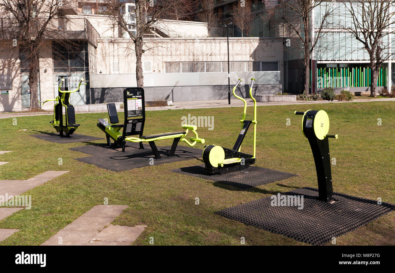 Neu installiert - Tür Fitnessgeräte, an cornmill Gärten, Lewisham, South East London Stockfoto