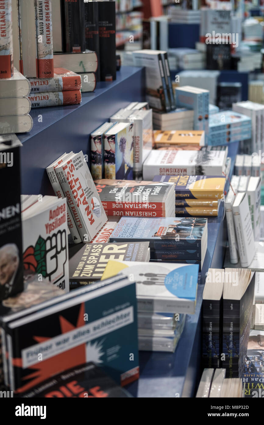 Imternational Bücher auf Deutsch auf Anzeige, Buchhandlung, Berlin übersetzt, Deutschland Stockfoto