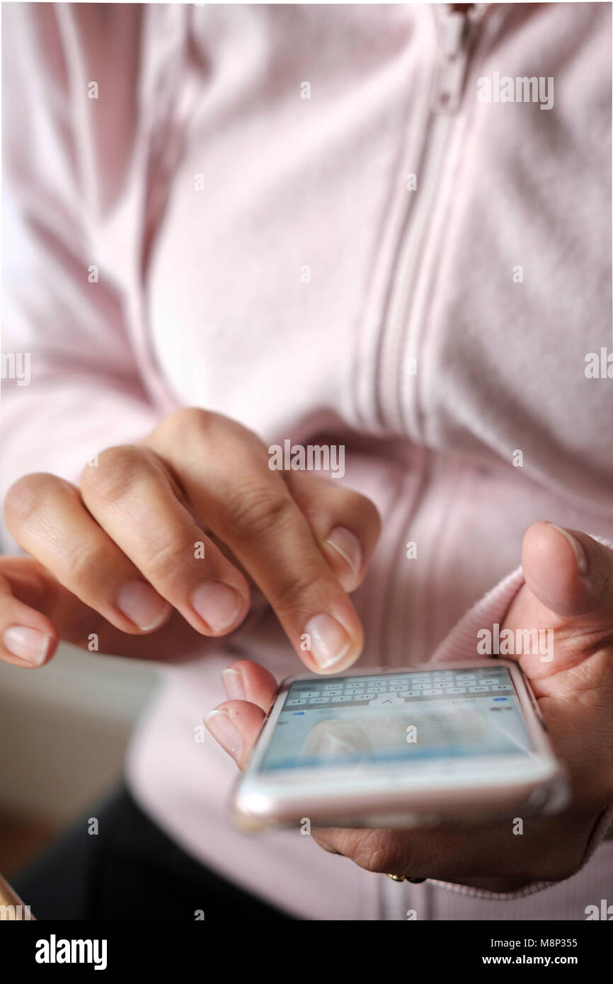 In der Nähe von Frau auf Touchscreen Handy Stockfoto