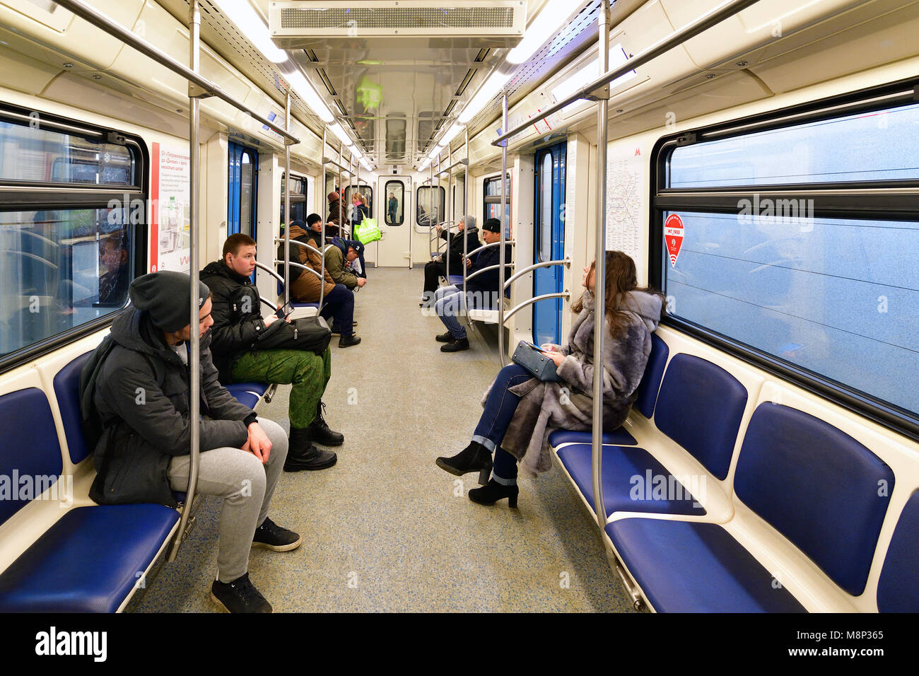 Moskau, Russland - am 17. März. 2018. Die Menschen in der U-Bahn Auto Stockfoto