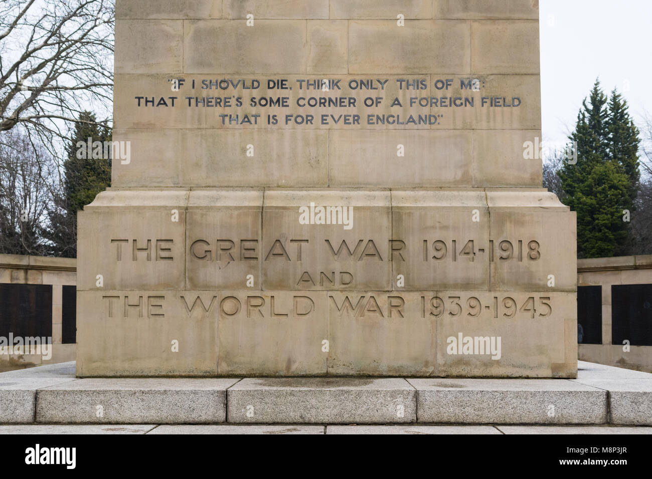 Wörter aus "Der Soldat 'Gedicht von Rupert Brooke am Kriegerdenkmal in Clifton Park, Rotherham, South Yorkshire, England, Großbritannien Stockfoto