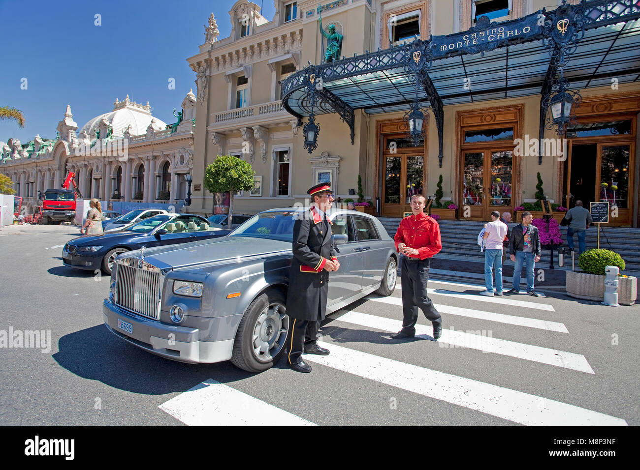 Rolls Royce und Chauffeur bei Casino Monte-Carlo, Place du Casino, Monte Carlo, Monaco, Côte d'Azur, Französische Riviera, Europa Stockfoto