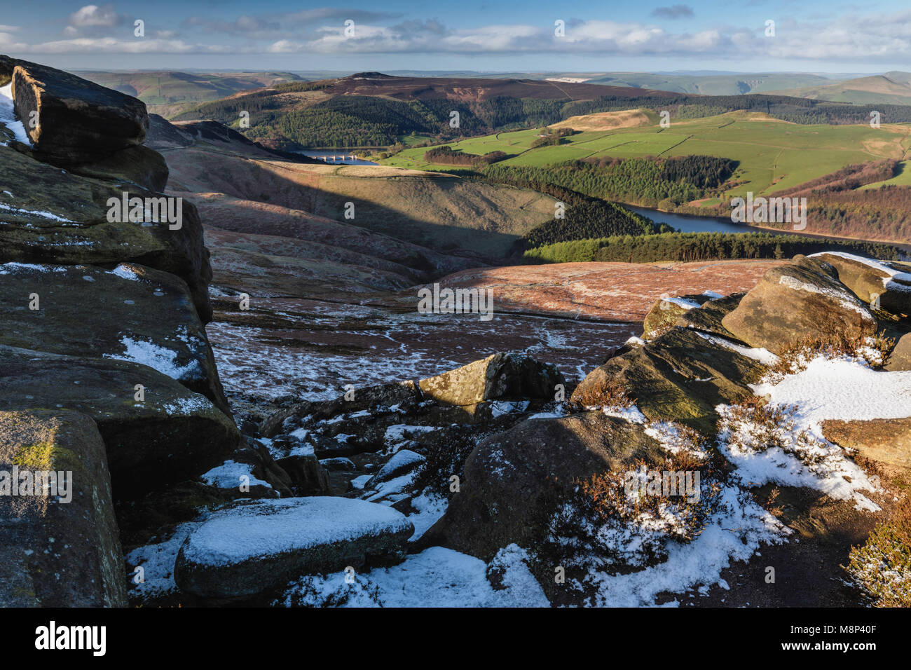 Weiße Tor, unten mit Blick auf das Derwent und Ladybower Stauseen, Derwent Kante, Derbyshire Peak District National Park England Großbritannien Stockfoto