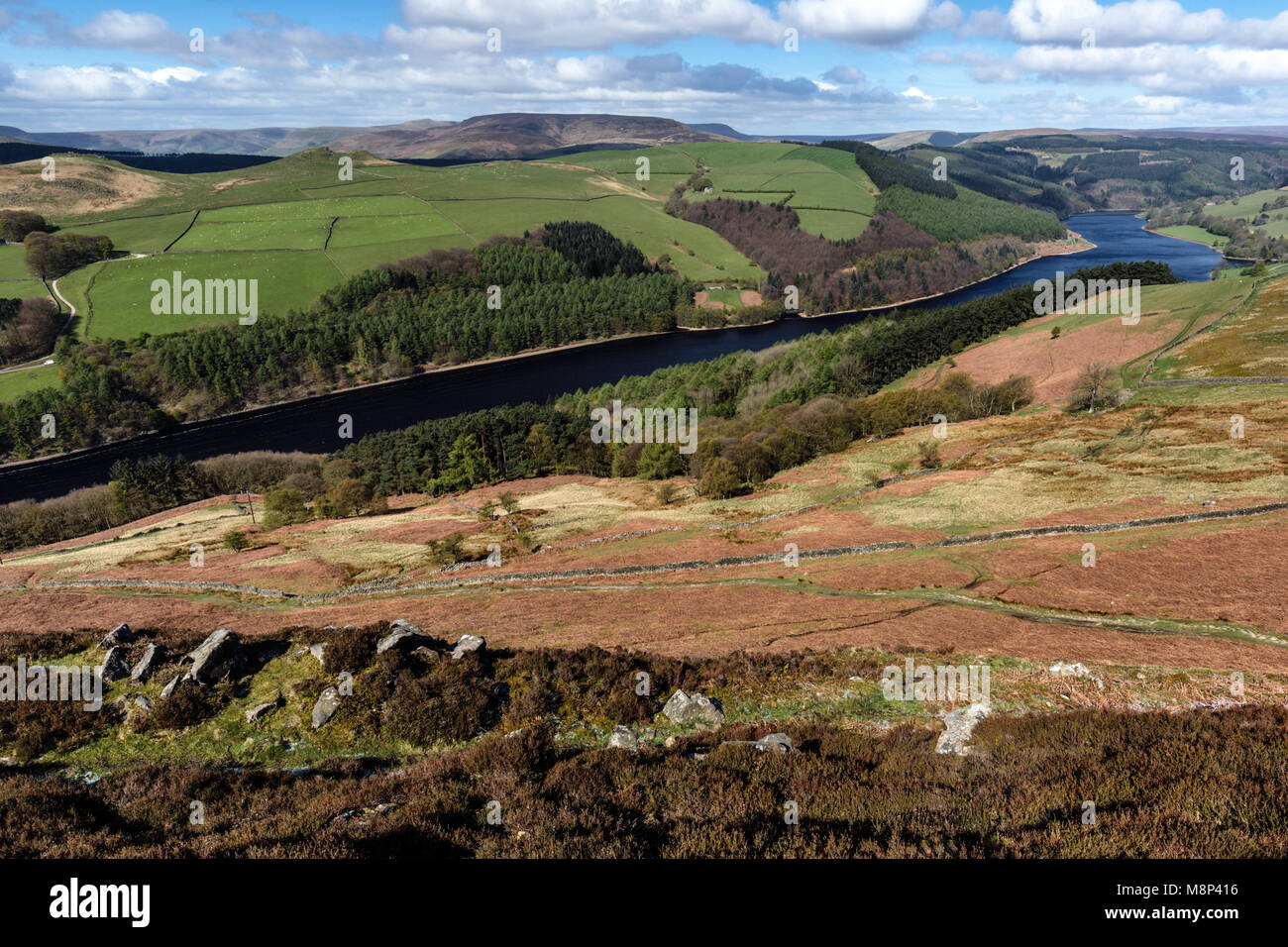 Blick auf Ladybower Reservoir von Derwent Edge Peak District National Park Derbyshire England Großbritannien Stockfoto