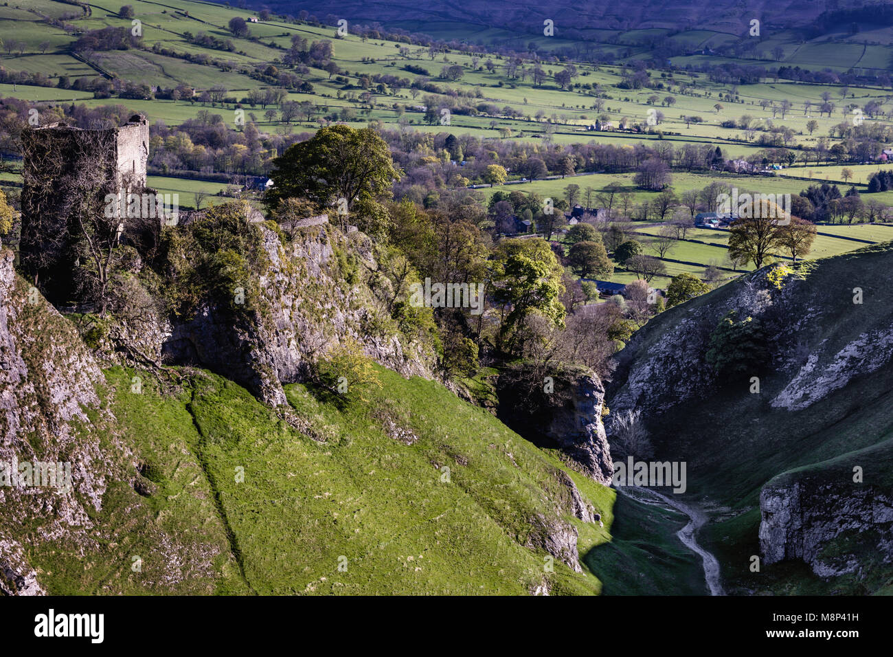 Peveril Castle und Höhle Dale in der Nähe von Castleton Derbyshire Peak District National Park England Großbritannien Stockfoto