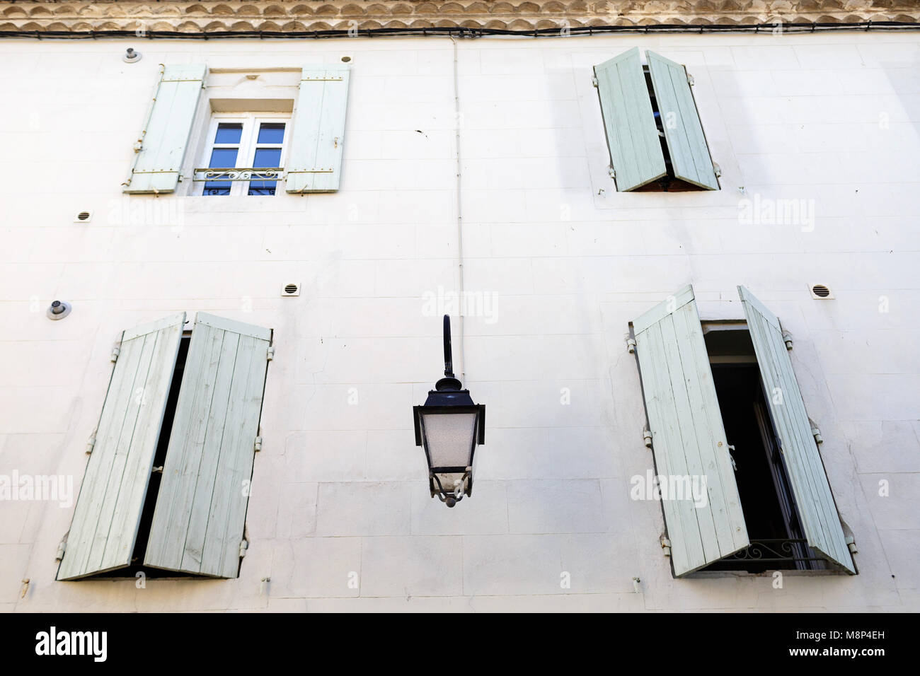 Alte, traditionelle Haus mit hellblauen Fensterläden in der mittelalterlichen Stadt Aigues Mortes in der Camargue, der Provence, Frankreich Stockfoto