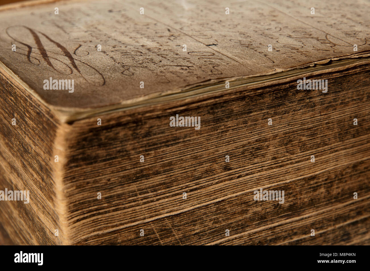 Nahaufnahme eines Bibel vom Vater auf den Sohn von 1760 übergeben. Leere Seiten werden nach und nach mit der Hand ausgefüllt - schriftliche Informationen über Familie Meilensteine. Stockfoto