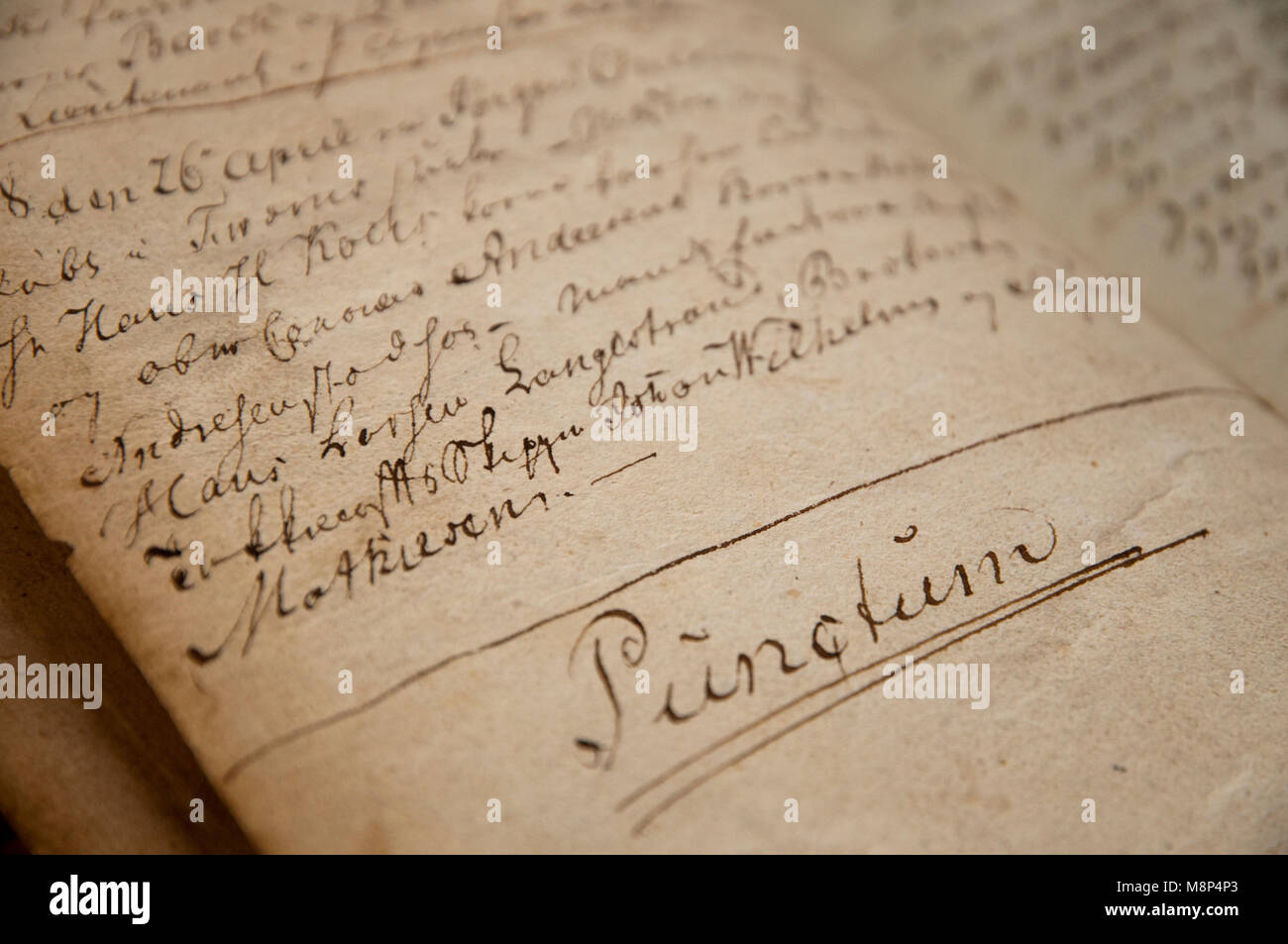 Nahaufnahme eines Bibel vom Vater auf den Sohn von 1760 übergeben. Leere Seiten werden nach und nach mit der Hand ausgefüllt - schriftliche Informationen über Familie Meilensteine. Stockfoto