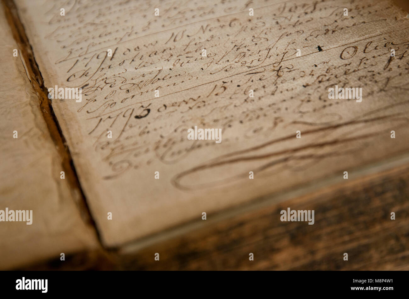 Nahaufnahme eines Bibel vom Vater auf den Sohn von 1760 übergeben. Leere Seiten werden nach und nach mit der Hand ausgefüllt - schriftliche Informationen über Familie Meilensteine. Stockfoto