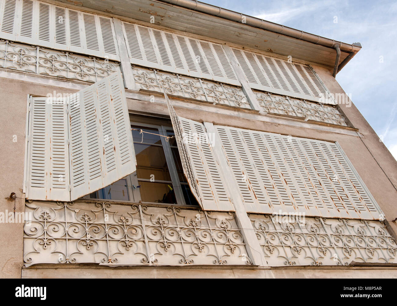 Typisch französische Fensterläden gesehen in Saint-Gaudens im Ariège, Royal, Südfrankreich. Stockfoto