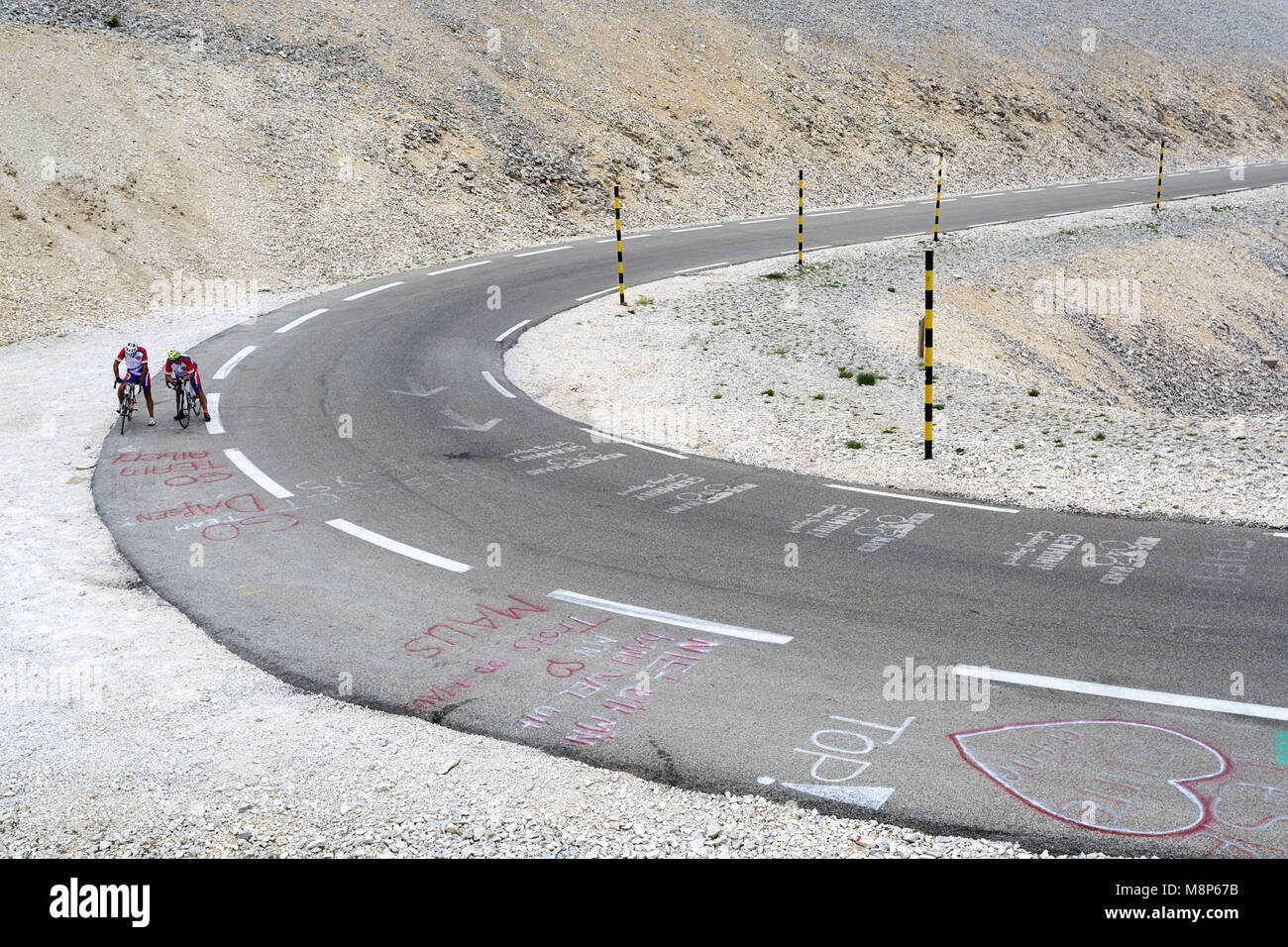 Zwei Radfahrer eine Pause auf die Besteigung des Mont Ventoux, Provence