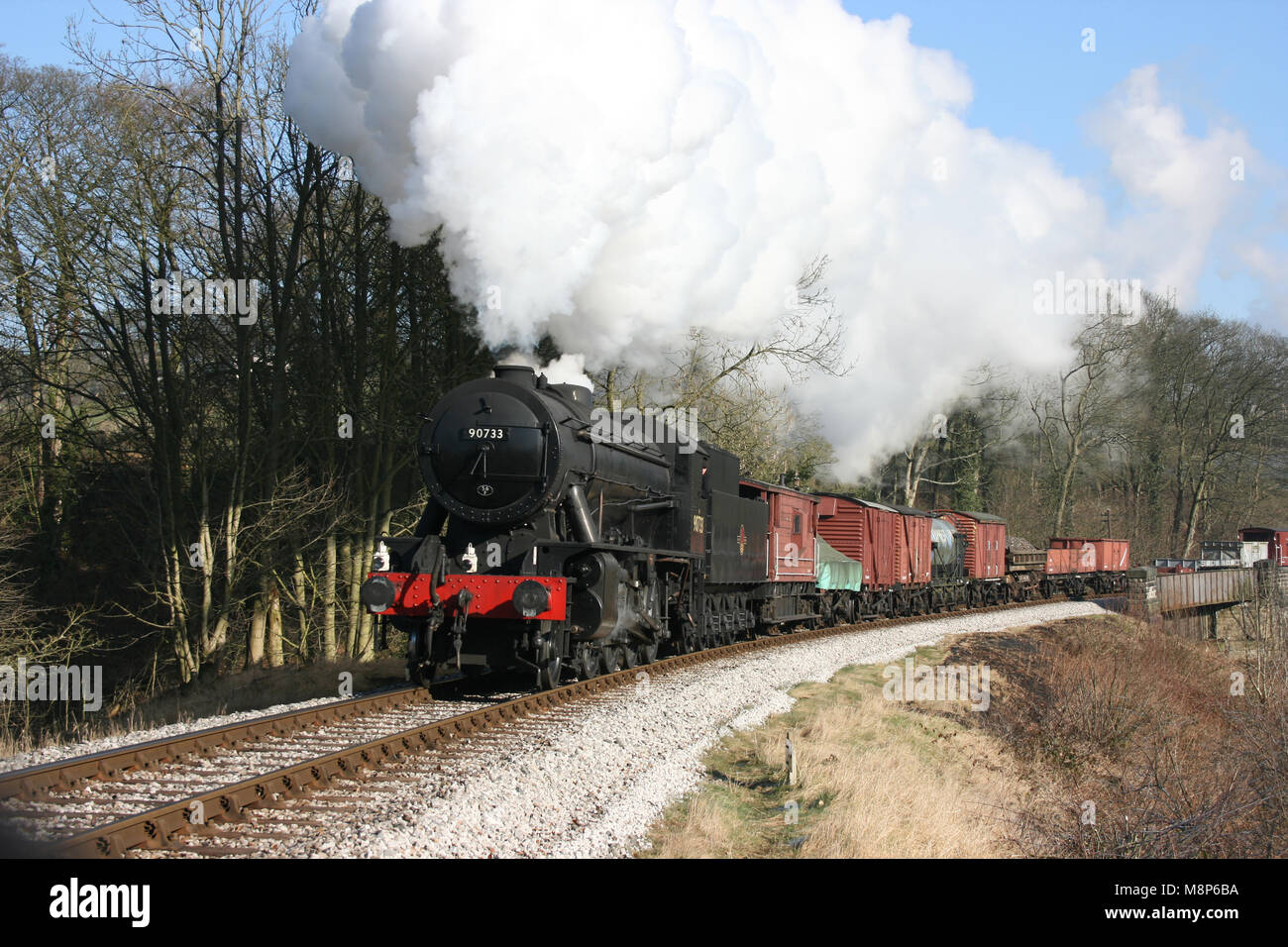 Krieg Abteilung Dampflok Reihe 90733 Ansätze Mytholmes, Keighley und Worth Valley Railway, West Yorkshire, UK - Februar 2008 Stockfoto