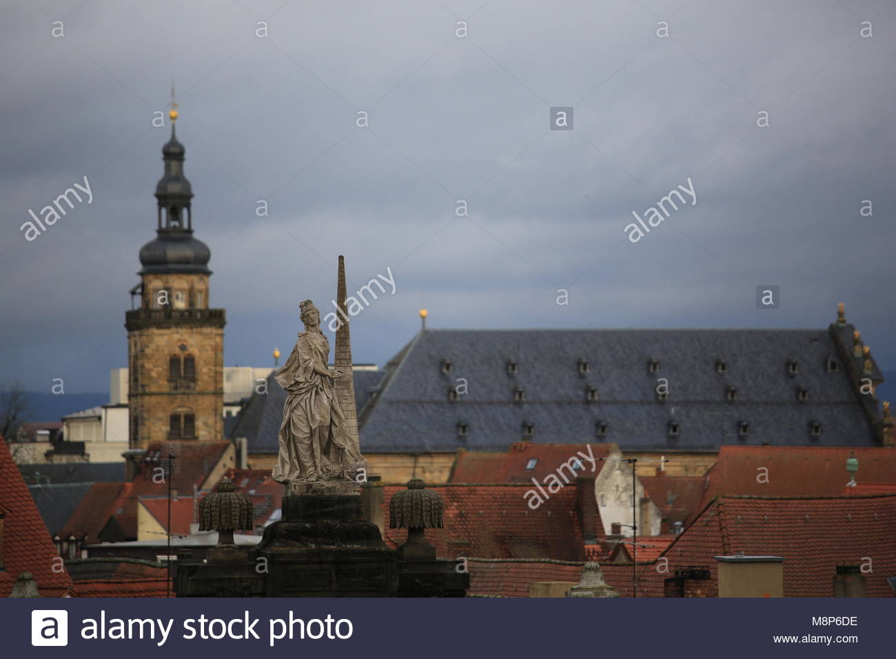 Ein Blick auf die katholische Stadt Bamberg in Bayern an einem bewölkten Tag mit der St. Stephanus Kirche in volle Ansicht. Stockfoto