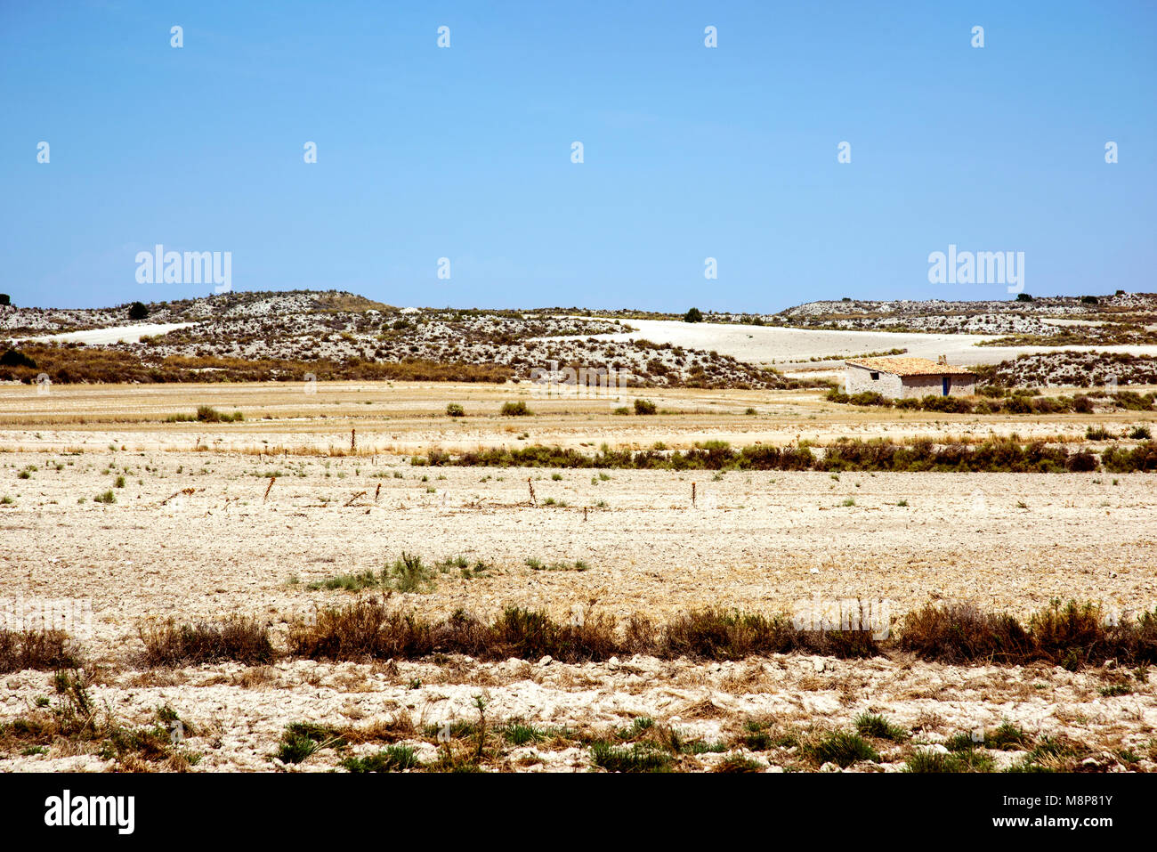 Ein Blick auf eine typische trockene Landschaft von Los Monegros in Aragon, Spanien Stockfoto