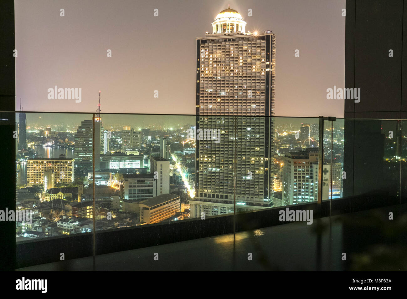 Blick auf das Lebua state Hotel bei Nacht von Infinity Pool in Bangkok. Stockfoto