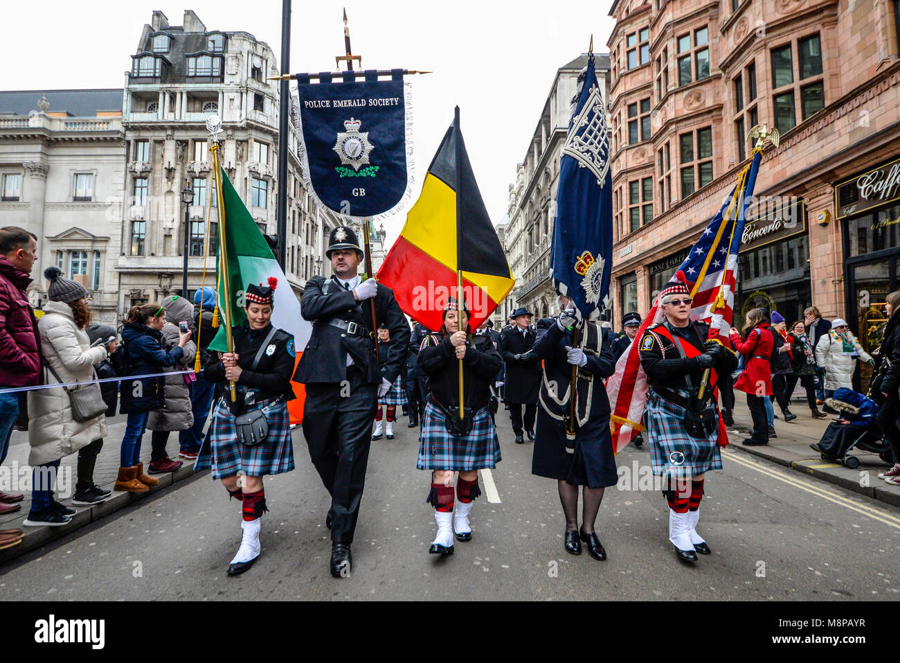 Polizei Emerald Gesellschaft Marchers an der St. Patrick's Day Parade London 2018 Stockfoto