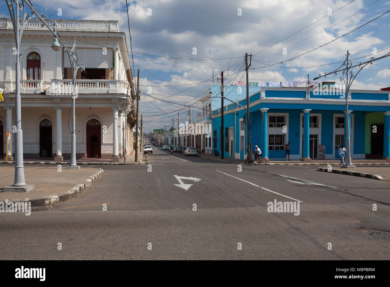 Cienfuegos, Kuba - Januar 28,2017: Typische koloniale Straße in Cienfuegos. Cienfuegos Cienfuegos, der Hauptstadt der Provinz, ist eine Stadt an der südlichen coas Stockfoto