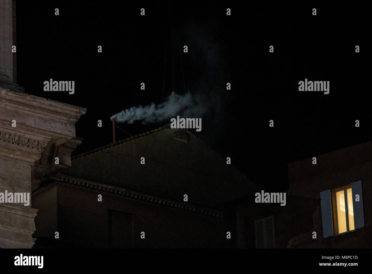 Vatikanstadt. Weißer Rauch steigt aus dem Schornstein auf dem Dach der Sixtinischen Kapelle, was bedeutet, dass die Kardinäle einen neuen Papst am zweiten Tag der thei gewählt Stockfoto