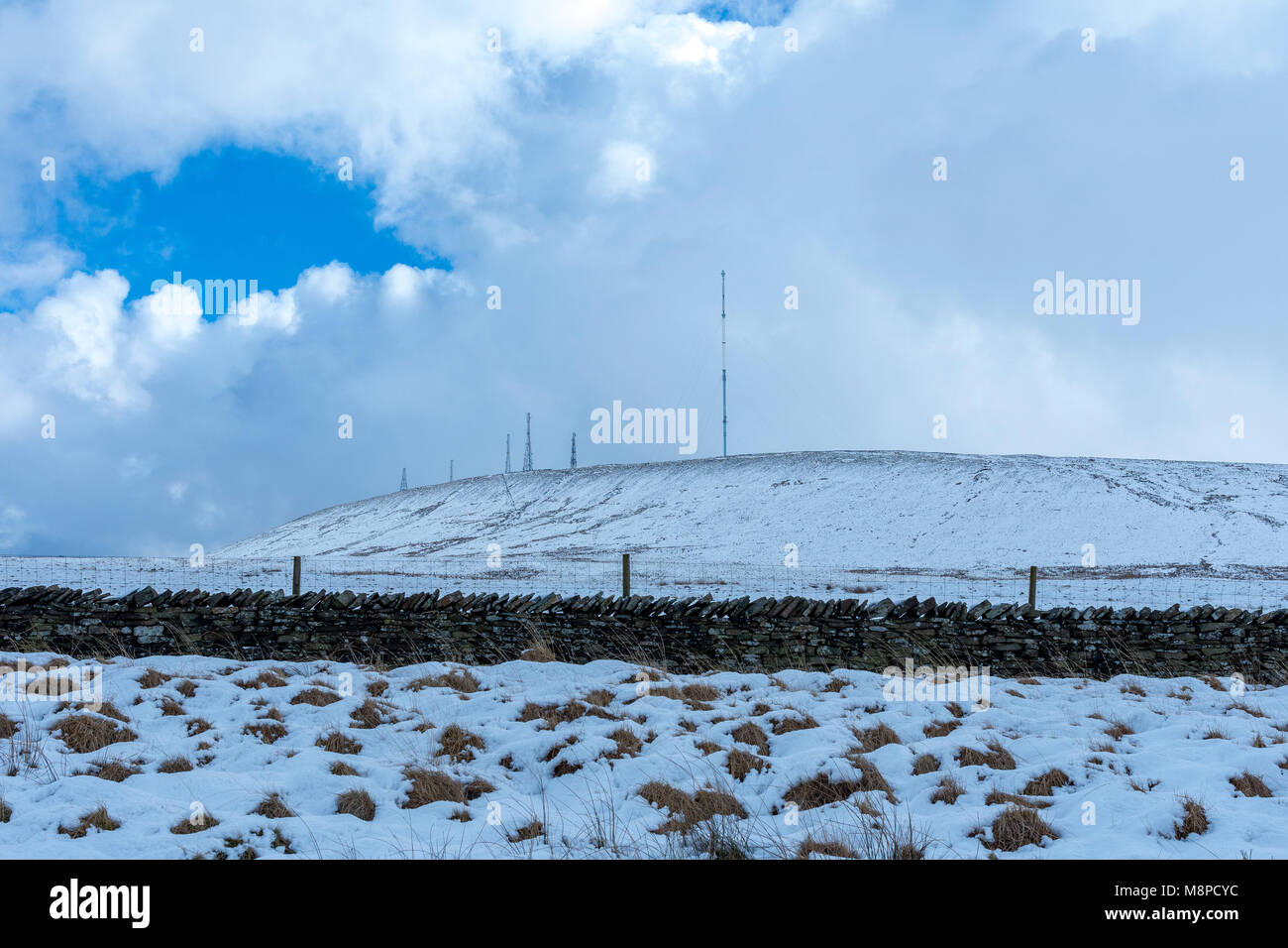 Die düstere Szene gegen Winter Hill TV-Mast Bolton Lancashire Großbritannien suchen Stockfoto