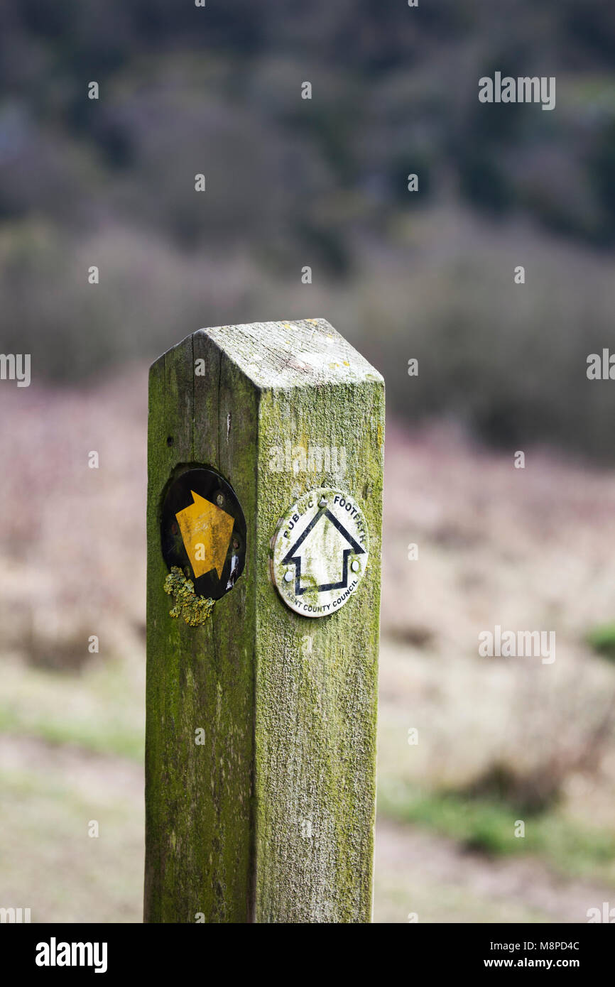 Holz- 'öffentlichen Fußweg" Schild, von Kent County Council ausgestellt. Otford, Kent, England. Stockfoto