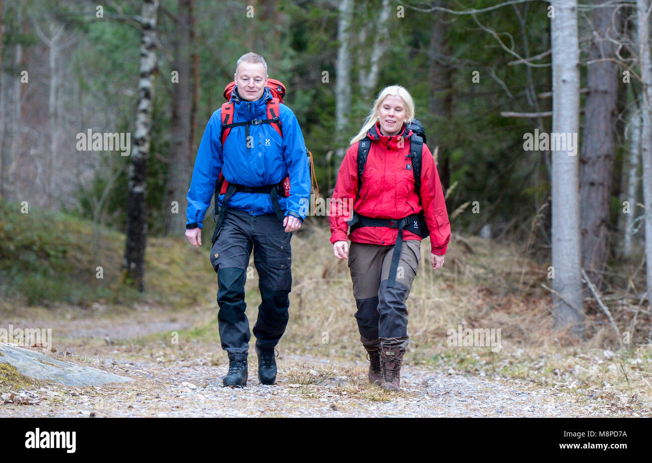 Paar im Wald auf einer Schotterstraße Stockfoto