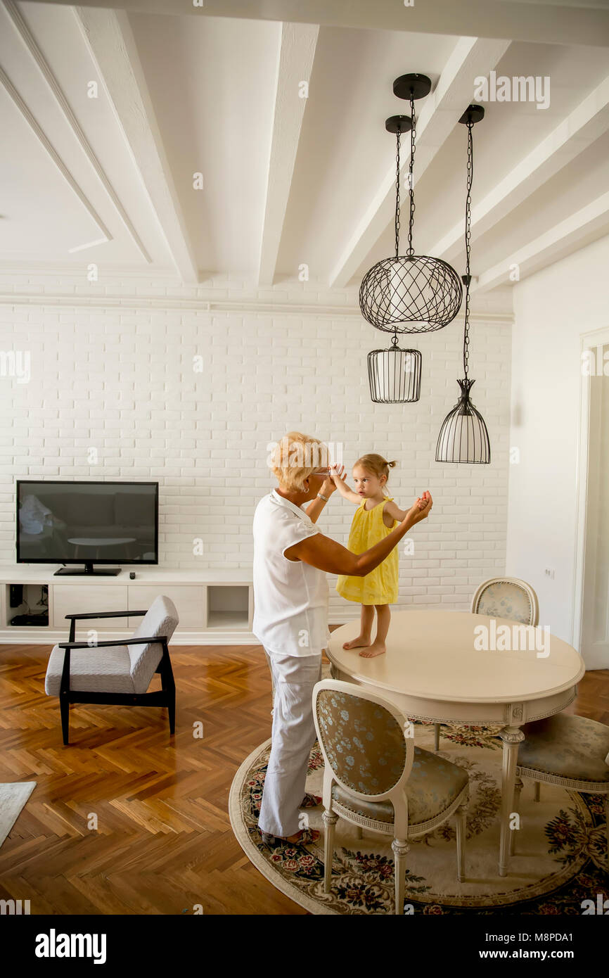 Großmutter und Enkelin cute Spaß im Zimmer Stockfoto