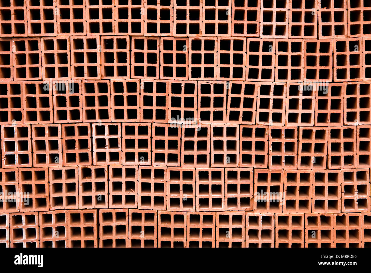 Blick auf Haufen Steine mit Löchern Stockfoto