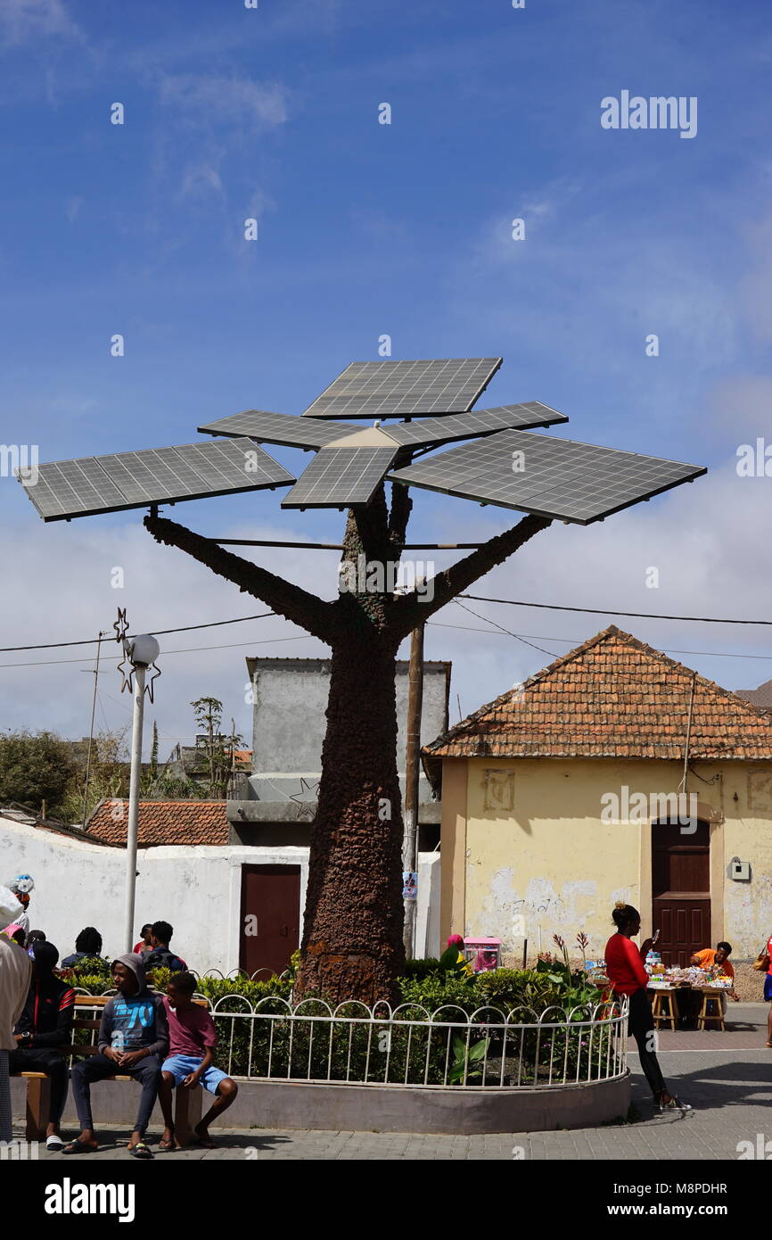 Solar Panel Baum, Praça de Gustavo Monteiro, Assomada, Insel Santiago, Kap Verde, Afrika Stockfoto