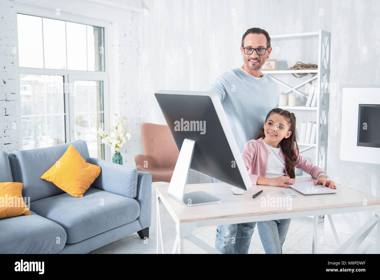 Freudiger Mann am Bildschirm zeigen begeistert Stockfoto