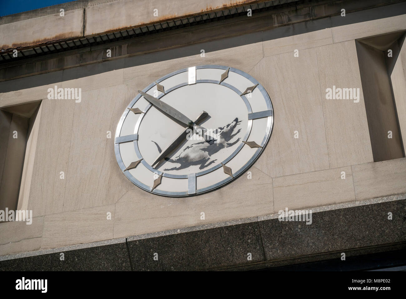 Street Art Enthusiasten Herde auf der 14th Street in New York am Samstag, 17. März 2018 zu sehen und Fotografieren von Banksy stenciled Ratte auf dem Zifferblatt einer Uhr in einem bald abgerissen werden ehemalige Bank. Banksys arbeiten Zuvor erschien in New York im Oktober 2013, als er eine Arbeit am Tag während seiner einen Monat angelegt sind sidency'. (Â© Richard B. Levine) Stockfoto