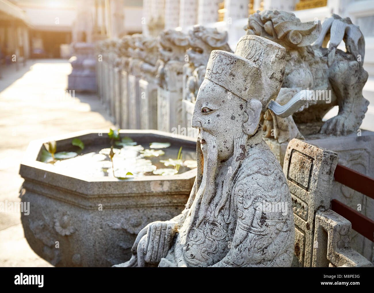 Steinstatue der Mönch im Buddhistischen Tempel Wat Arun, Bangkok, Thailand Stockfoto