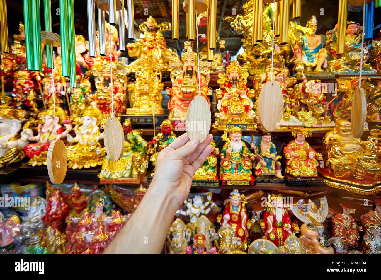 Hand der touristische Betrieb traditionellen Glocken am Markt mit Souvenirs in Bangkok, Thailand Stockfoto