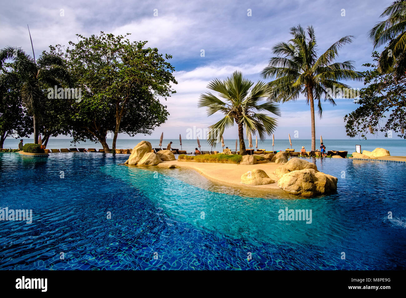 Der Pool der Ferienanlage, umgeben von Palmen, am White Sand Beach auf Koh Chang Stockfoto