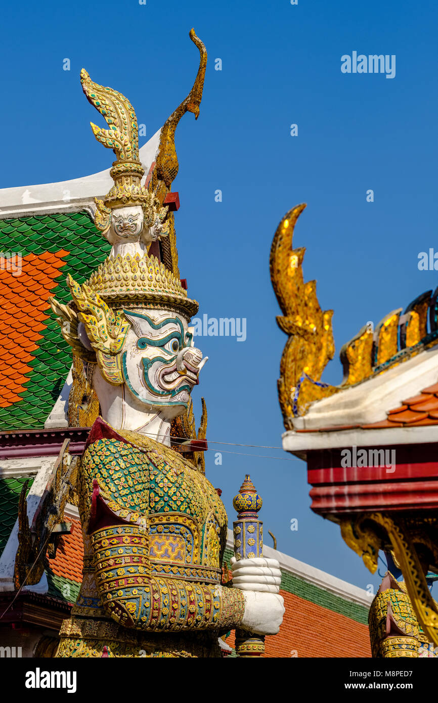 Der Dämon Wächter sind durch kunstvolle Gebäude im Grand Palace umgeben Stockfoto
