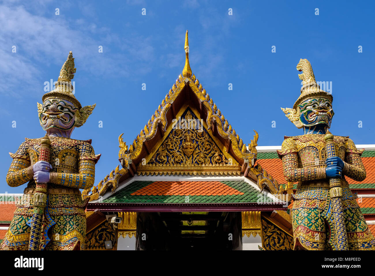 Der Dämon Wächter sind durch kunstvolle Gebäude im Grand Palace umgeben Stockfoto