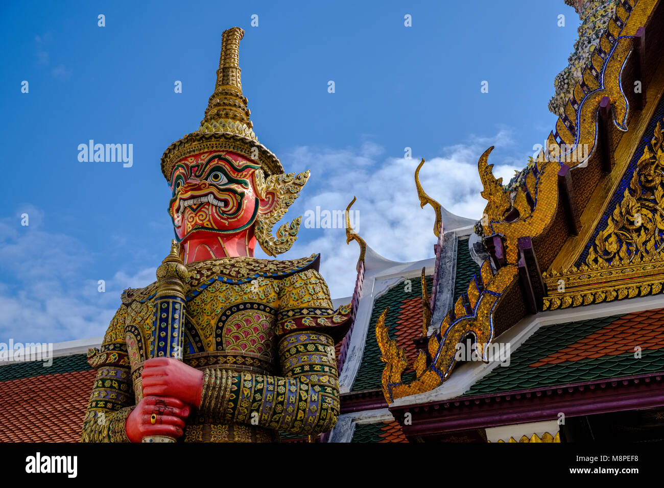 Der Dämon Wächter sind durch kunstvolle Gebäude im Grand Palace umgeben Stockfoto