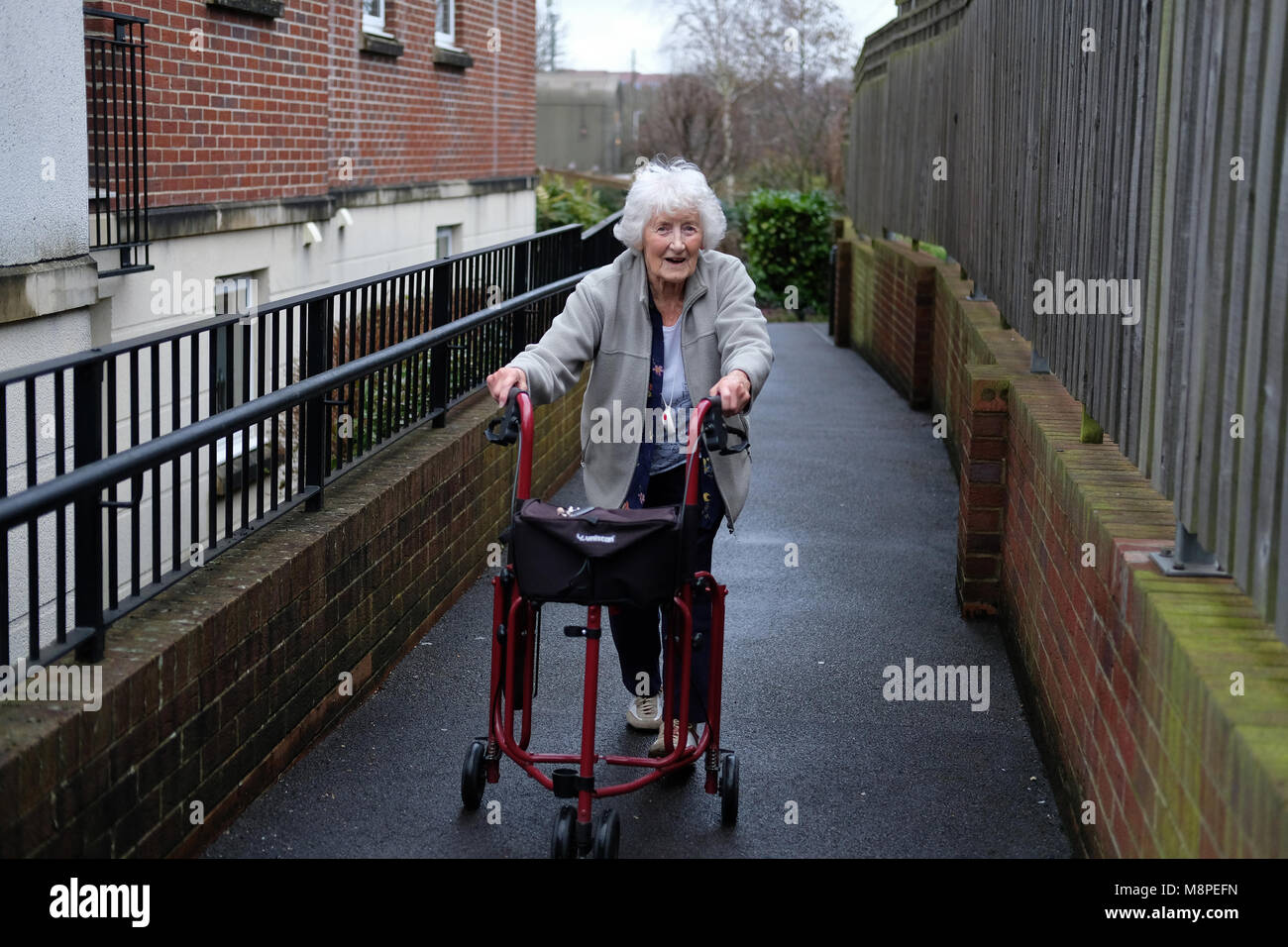 Ein alter Rentner mit einer Gehhilfe. Stockfoto