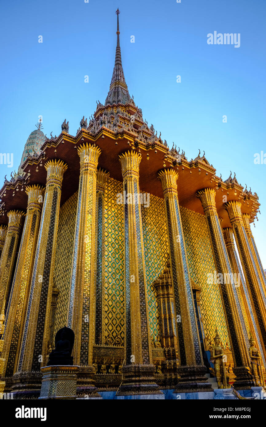 Die goldene Buddhistische Bibliothek, die Phra Mondop, ist Teil des Grand Palace Stockfoto