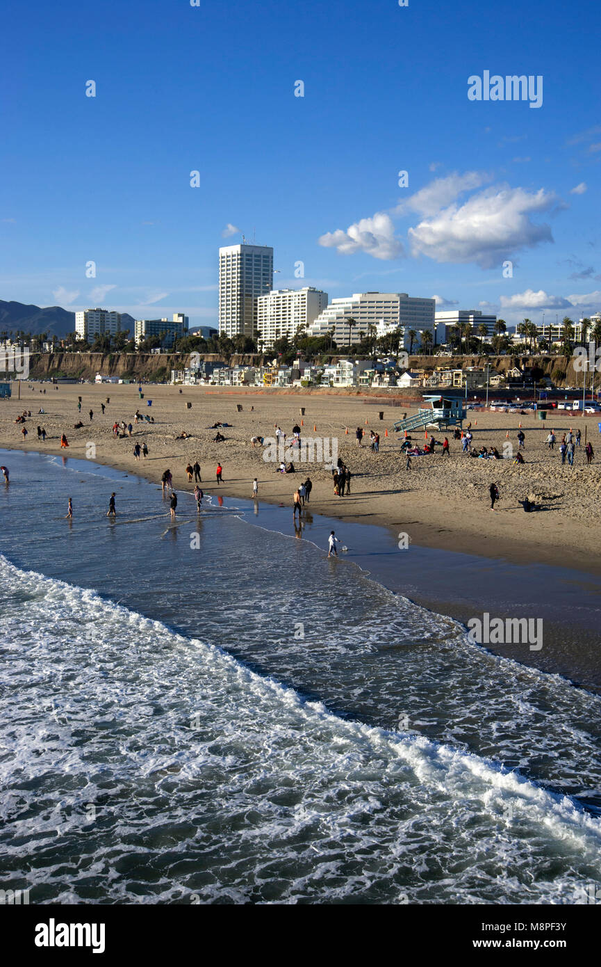 Blick auf Santa Monica Beach und der Innenstadt vom Santa Monica Pier in Los Angeles, CA Stockfoto