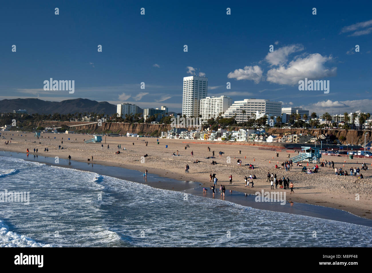Blick auf Santa Monica Beach und der Innenstadt vom Santa Monica Pier in Los Angeles, CA Stockfoto