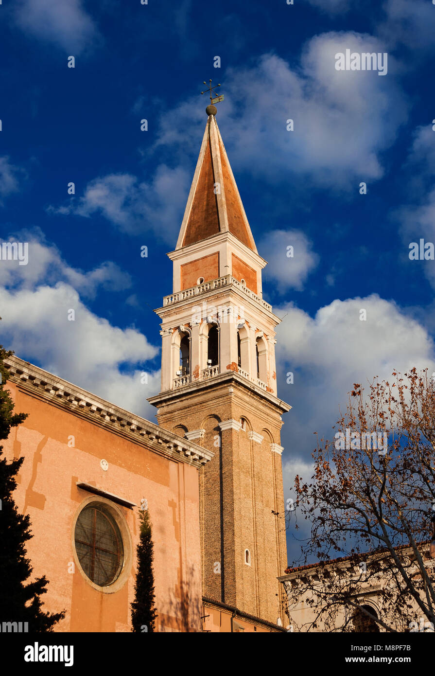 Hl. Franz von der Weinberg Kirche Renaissance Glockenturm unter Wolken in Venedig, im 16. Jahrhundert erbaut, die von venezianischen Architekten Ongarin Stockfoto