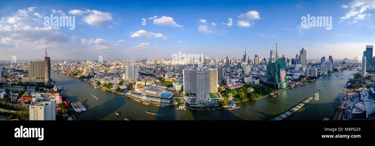 Panoramablick Luftaufnahme über den Chao Phraya River auf der Royal Orchid Sheraton Hotel und die Hochhäuser von Downtown Stockfoto