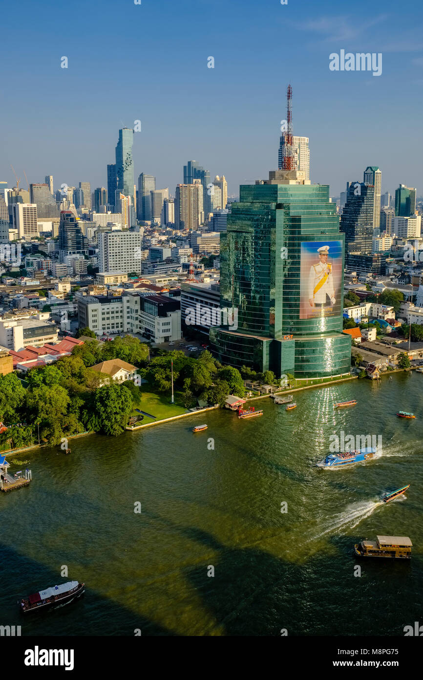 Luftaufnahme über den Chao Phraya River auf der CAT Tower und die Hochhäuser von Downtown Stockfoto